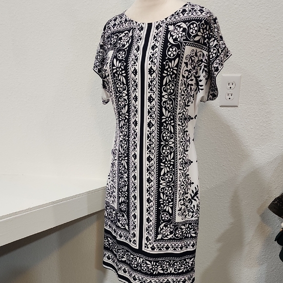 Sandra Darren Dresses & Skirts - Sandra Darren Black and White Sheath Dress with Dolman Sleeves